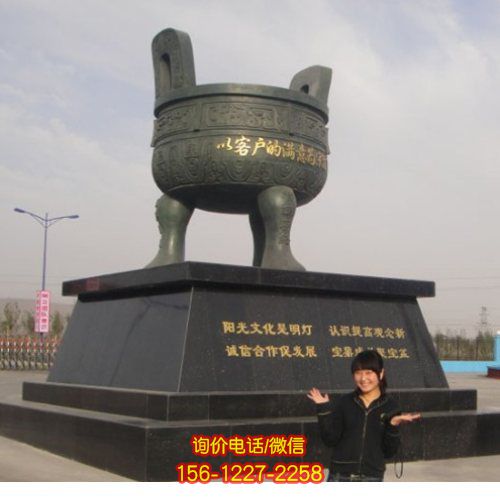 仿古青銅雕塑，點(diǎn)綴廣場(chǎng)美景