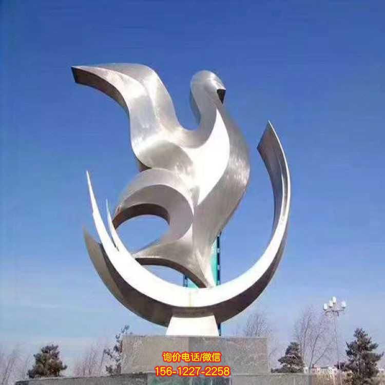 不銹鋼抽象鴿子雕塑，為校園廣場園林景觀增添亮點