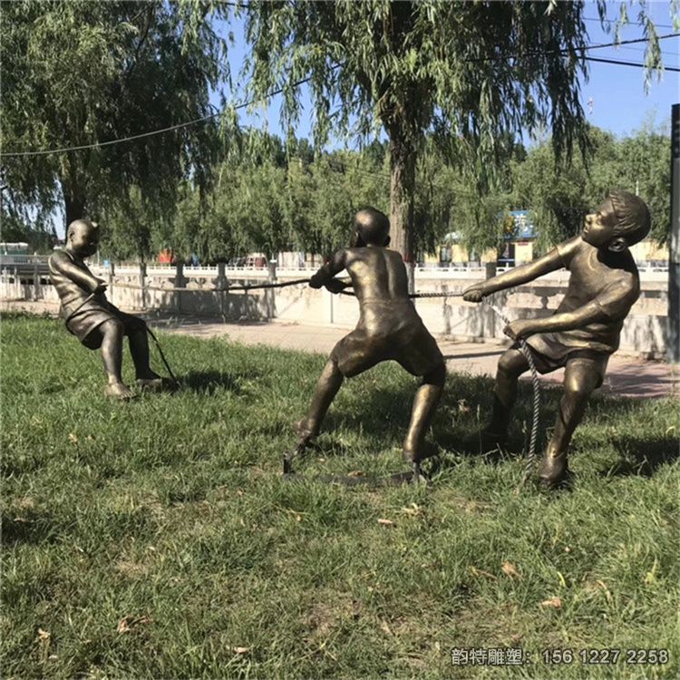 廣場玻璃鋼拔河小孩雕塑，兒童拔河雕塑案例欣賞